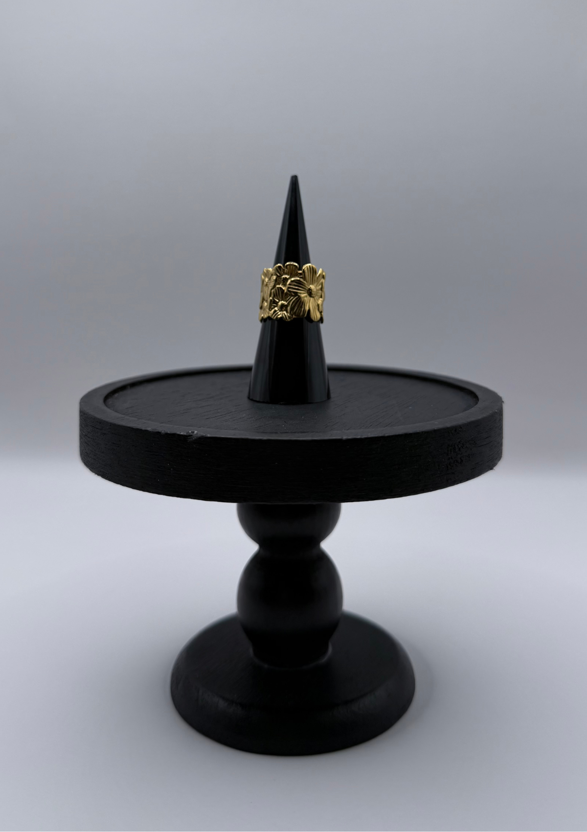 Anillo ajustable de flores texturizadas