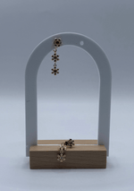 Aretes largos de flores doradas