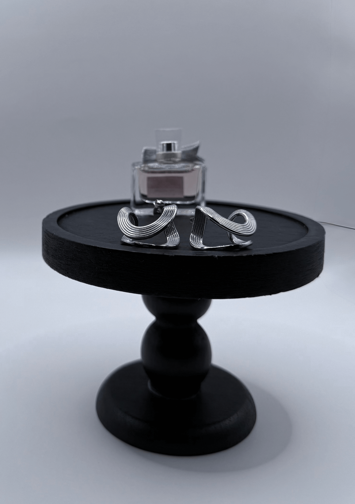 Media arracada ondulada con textura lineal