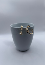 Arracada con mariposas texturizadas