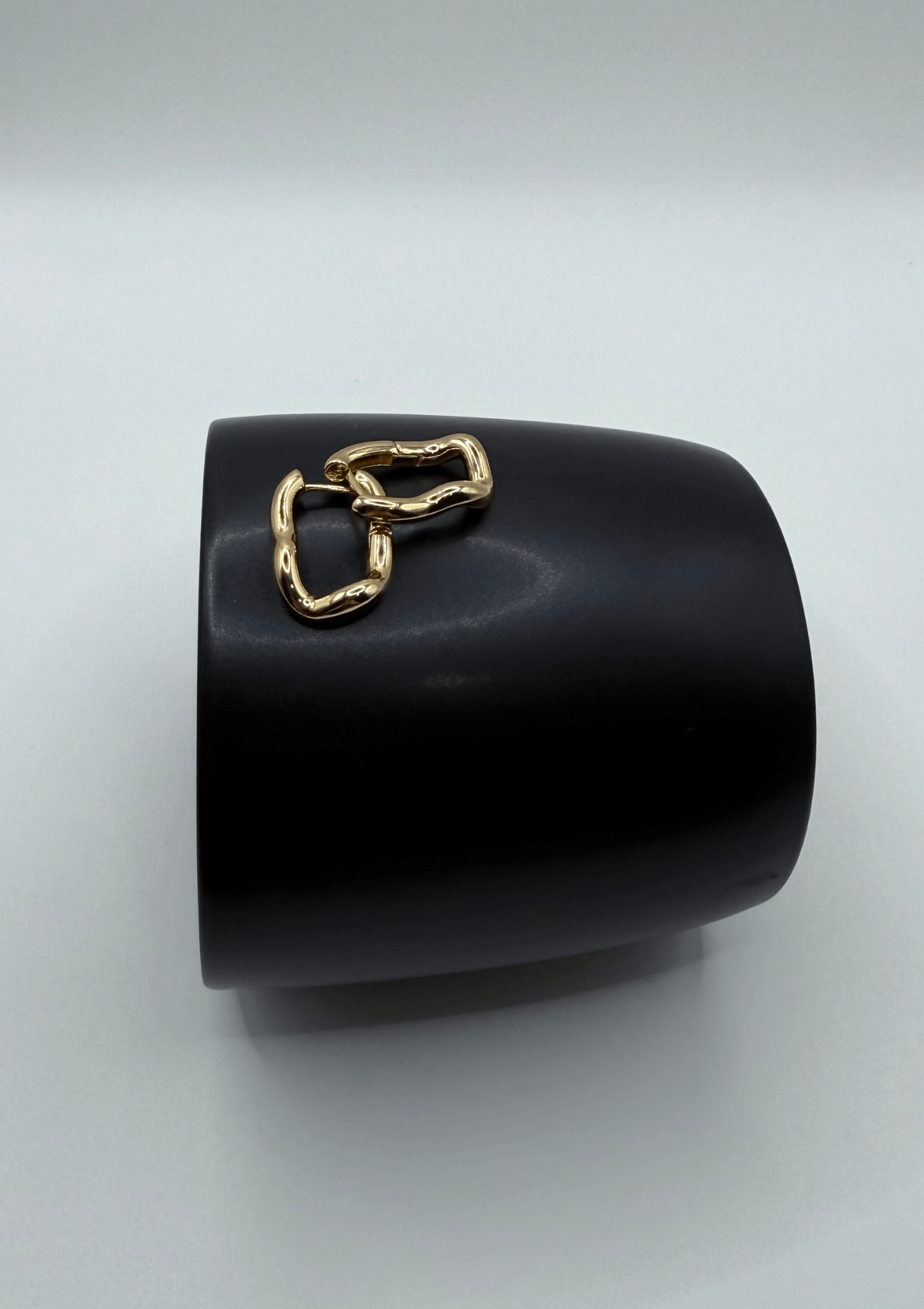 Arracada ondulada gruesa