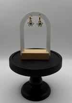 Media arracada colgante de flor y cristal