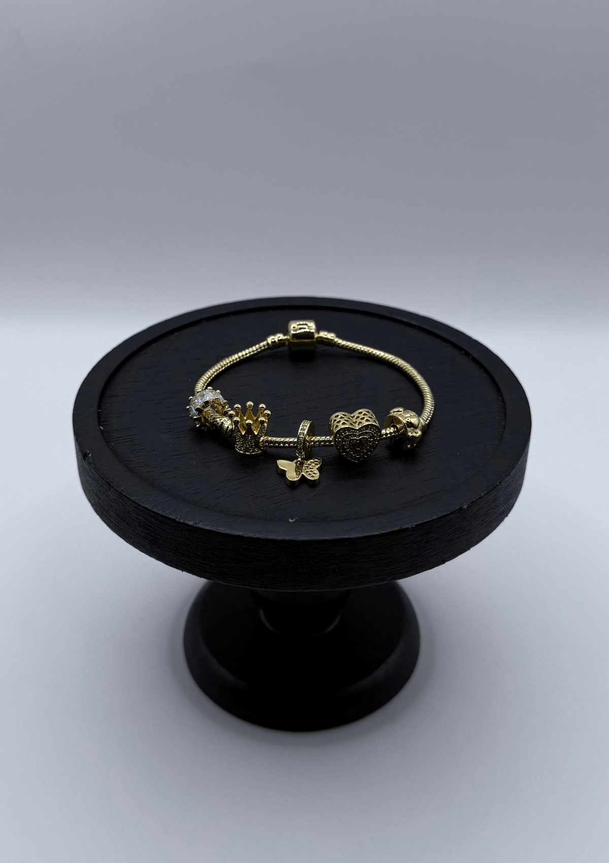 Pulsera encanto con dijes de corazón, corona y mariposa