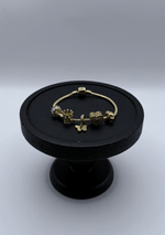 Pulsera encanto con dijes de corazón, corona y mariposa