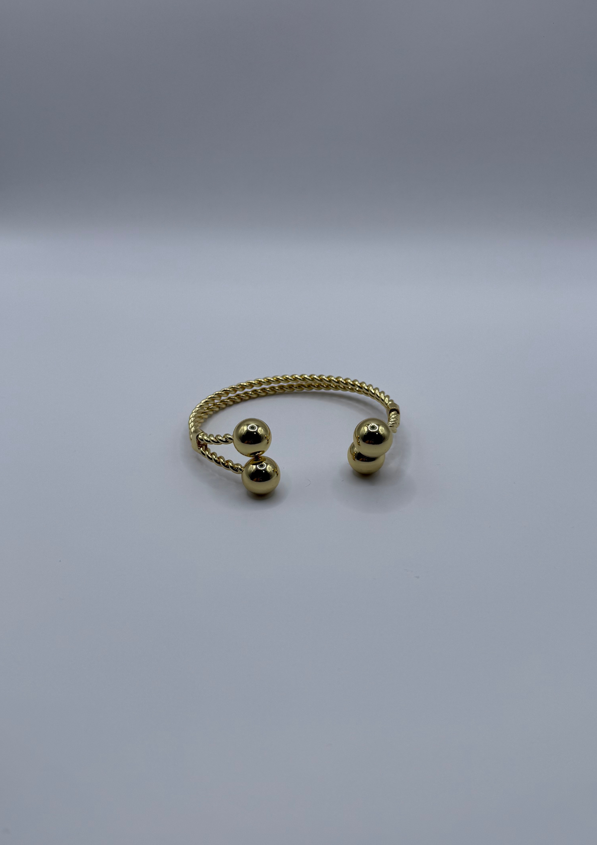 Pulsera dorada esferas elegantes