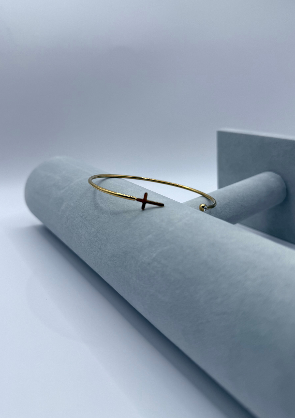 Pulsera religiosa tubular con cruz lisa